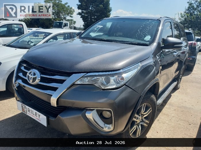2017 TOYOTA FORTUNER (SLIVER)