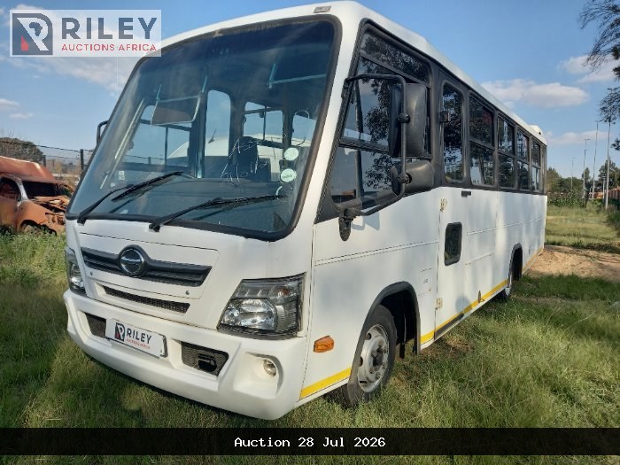 2022 HINO 300 916 35 SEATER BUS LWB A/T (2022) (WHITE)